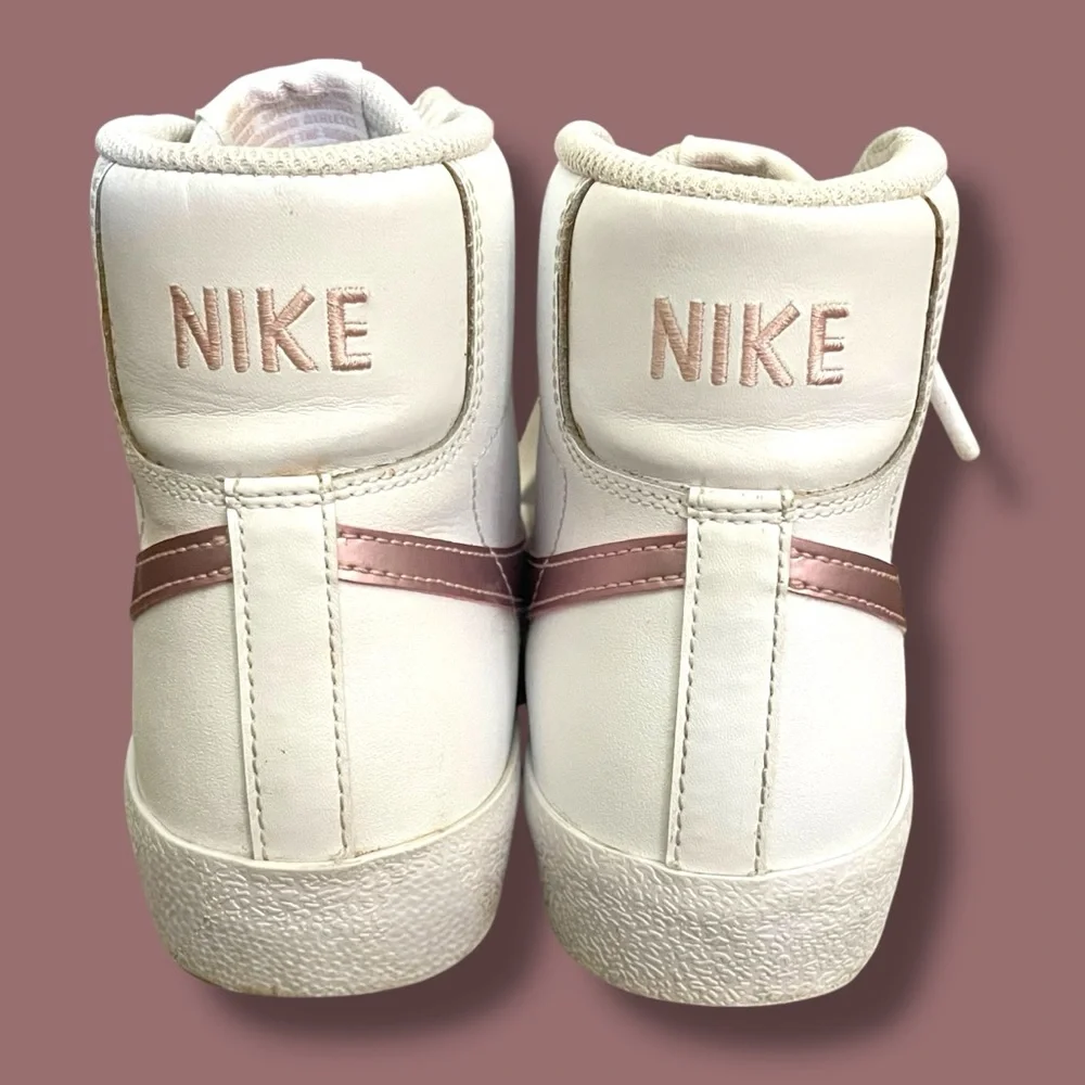 Nike Blazer Mid ’77 Vintage SE – White/Pink Oxford (Women’s) - Picture 2 of 4